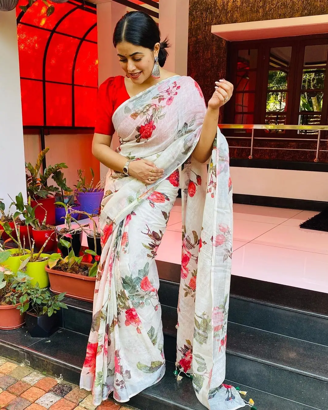 Shamna Kasim Mesmerizing Looks In Beautiful White Saree Red Blouse